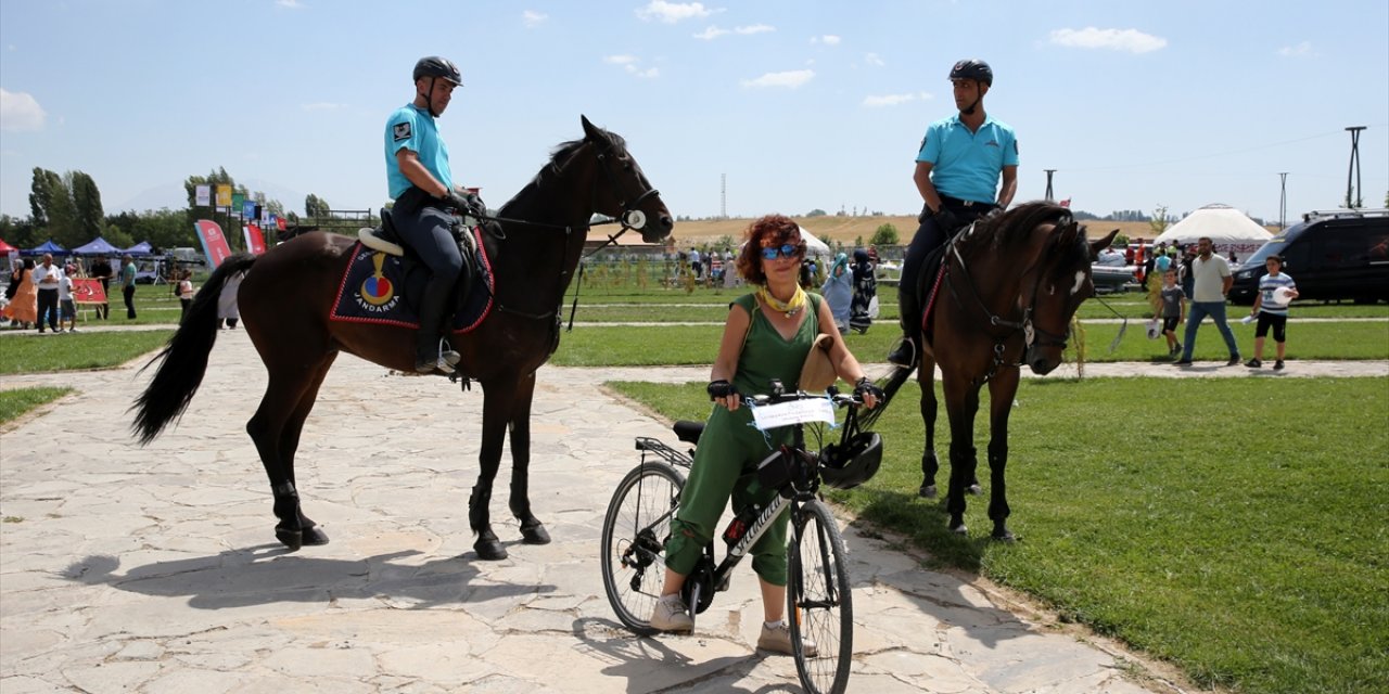 Temiz çevre ve sağlıklı yaşamı özendirmek için pedal çeviriyor