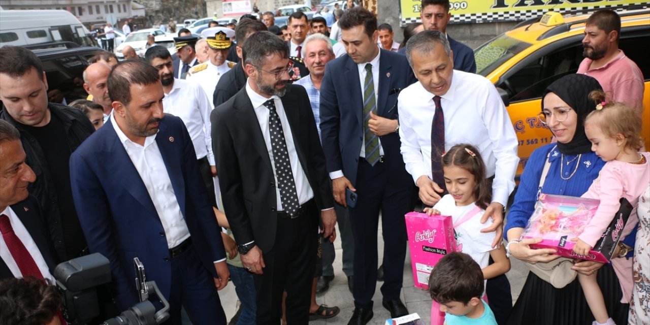 İçişleri Bakanı Yerlikaya, Bitlis'te esnafı ziyaret etti