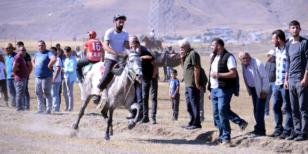 10. Rahvan At Yarışları ve 8. Doğu Anadolu Şampiyonasına yağmur engeli