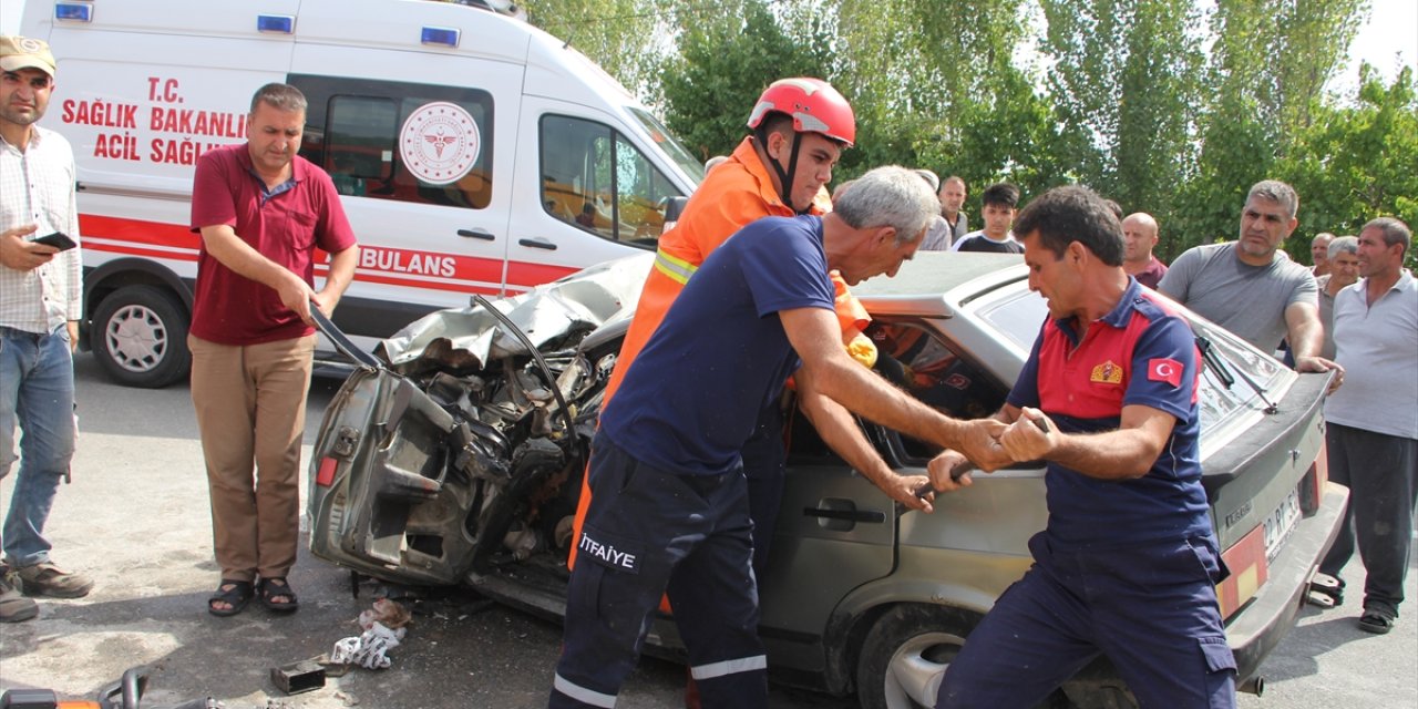 Iğdır'da otomobil ile iş makinesinin çarpıştığı kazada 2 kişi yaralandı