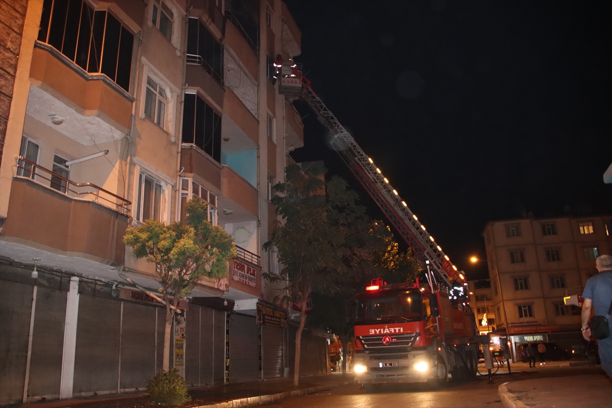 Iğdır'da 5 katlı binada çıkan yangın korkuttu