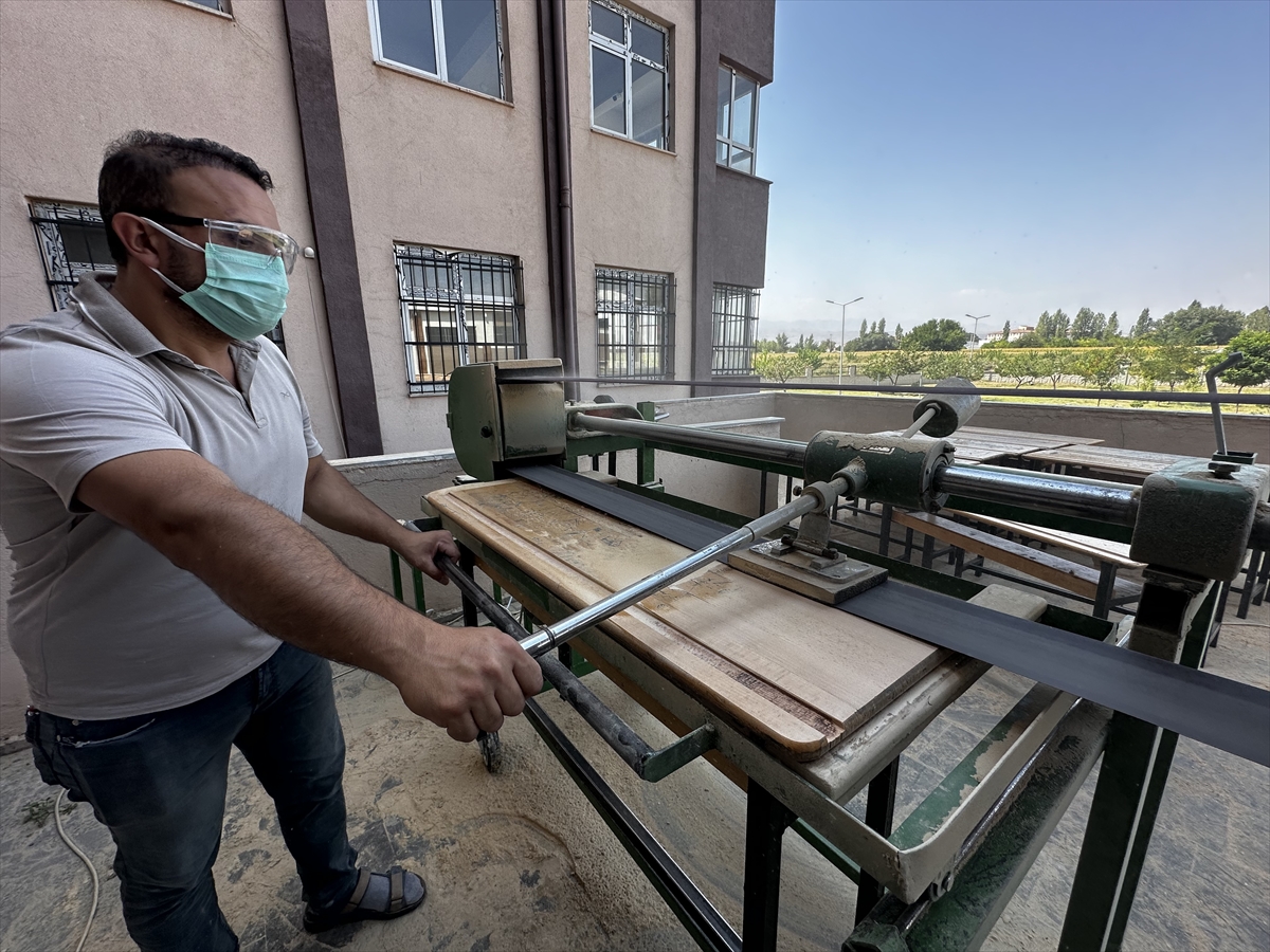 Iğdır'da meslek lisesinde yapılan makineyle sıralar parladı