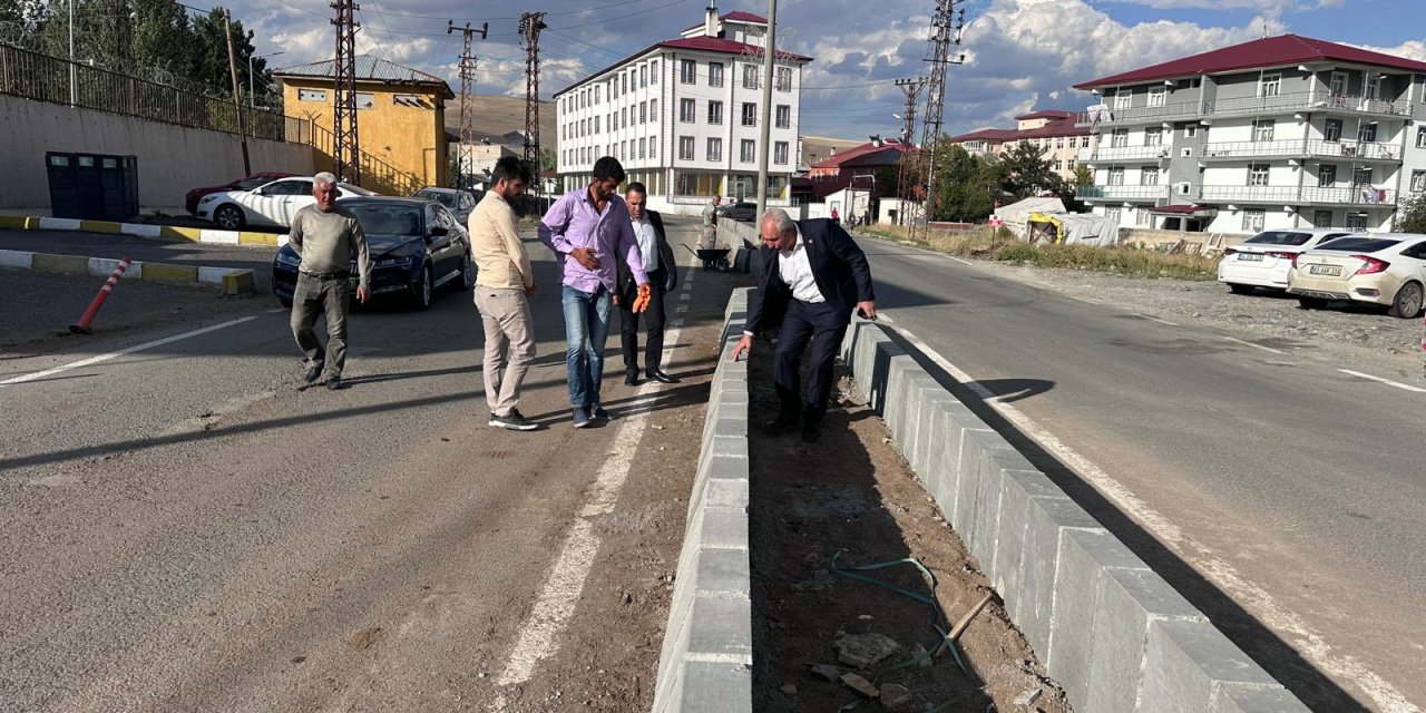 Eleşkirt’te orta refüj çalışmaları