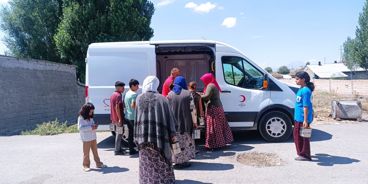 Ağrı Kızılay’dan Kapı Kapı Sıcak Yemek Dağıtımı