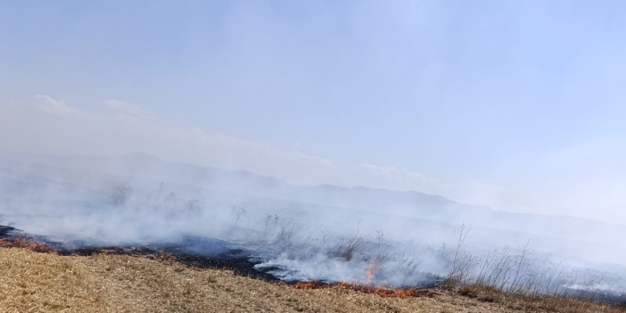 Toprakkale Köyü’nde  yüzlerce dönüm tarla kül oldu