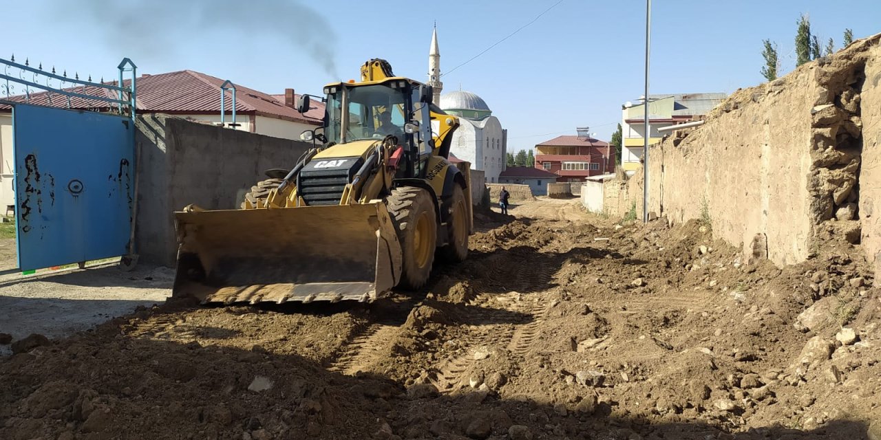 İshakpaşa Mahallesi’nde Sokaklar Yenileniyor