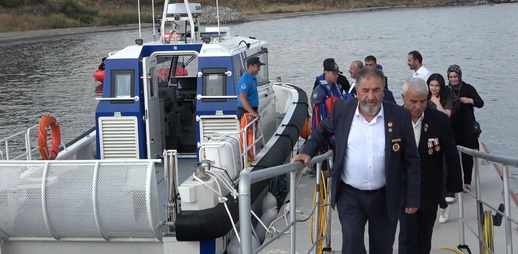 Bitlis'te Kıbrıs gazilerine botla Van Gölü turu yaptırıldı