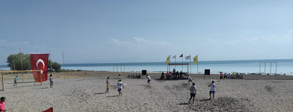 Bitlis’te plajda futbol heyecanı