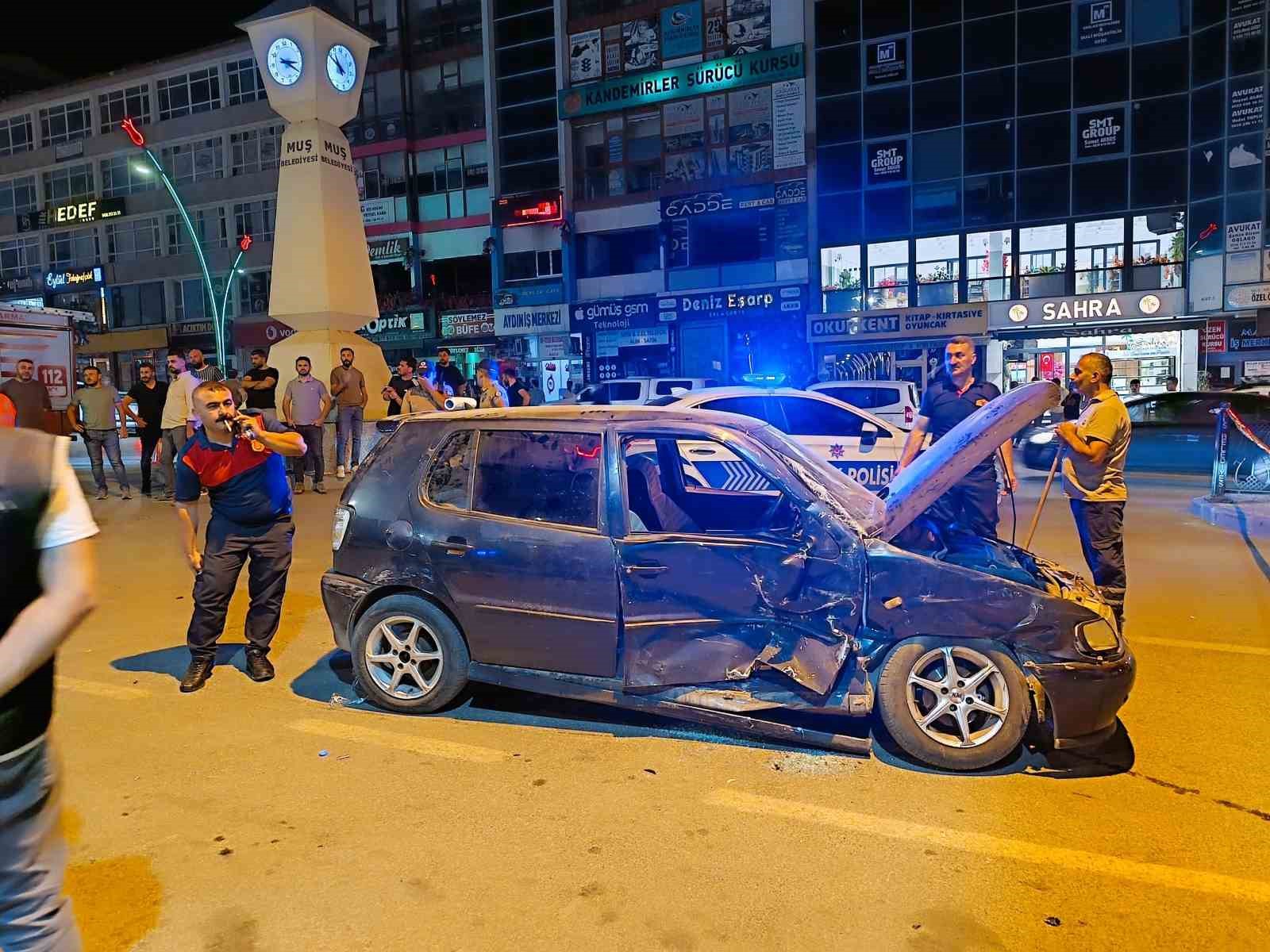 Muş’ta iki araç birbirine girdi: 6 yaralı