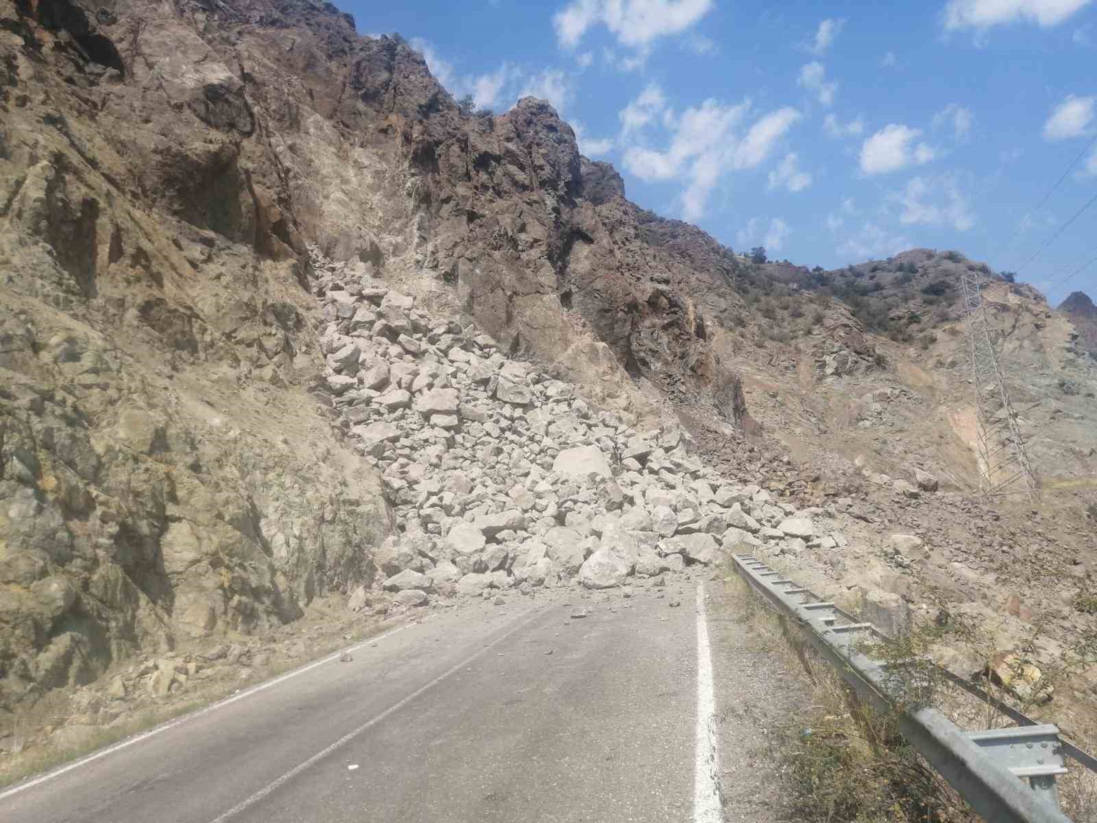 Erzurum'da heyelan Oltu - Artvin yolunu kapattı