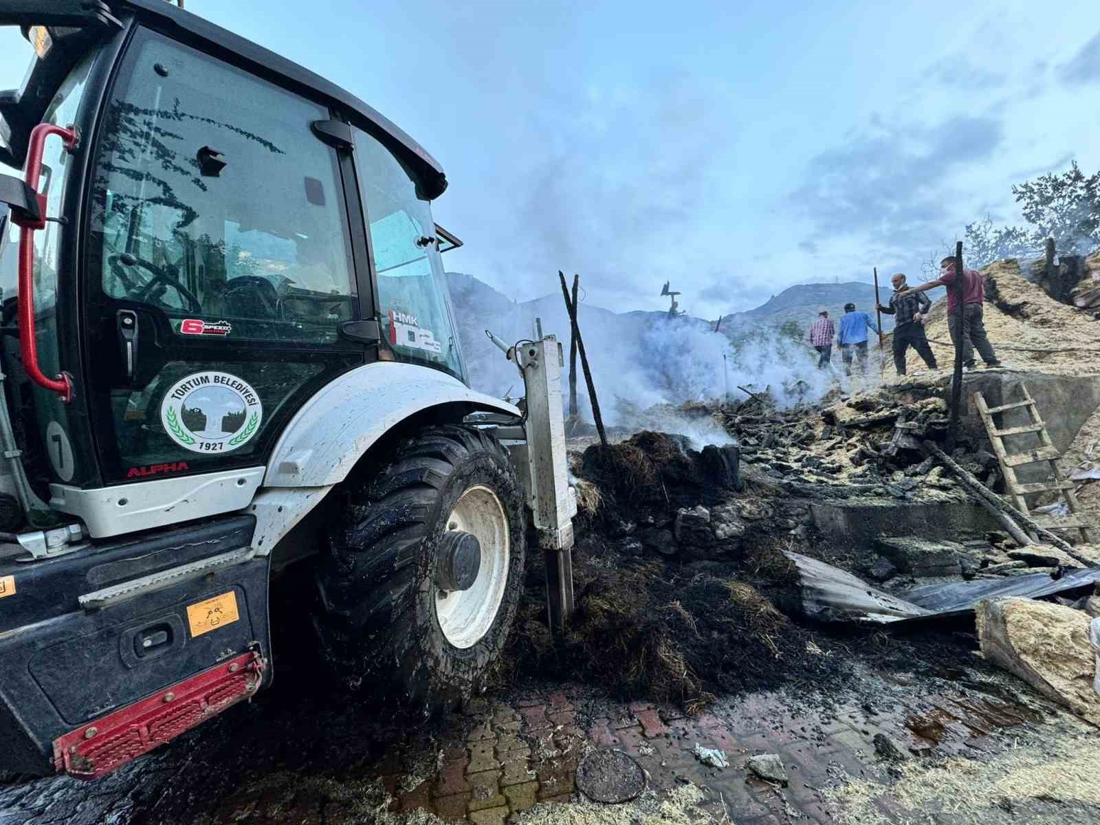 Erzurum’da 2 ev, 1 samanlık, 1 ahır küle döndü