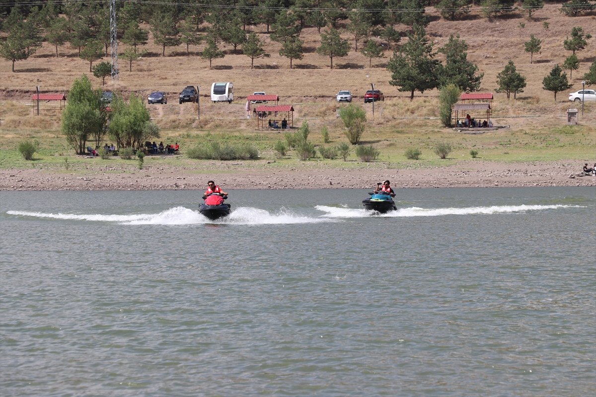 Erzurum Tekke Deresi Göleti'nde jet ski heyecanı