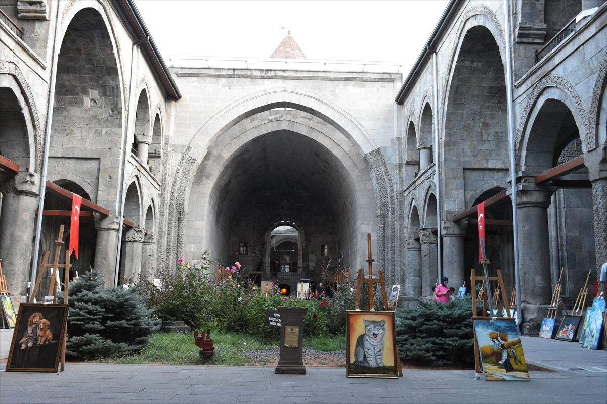 Erzurum'un tarihi ve tabiat güzellikleriyle süslenen sergi görenleri büyüledi