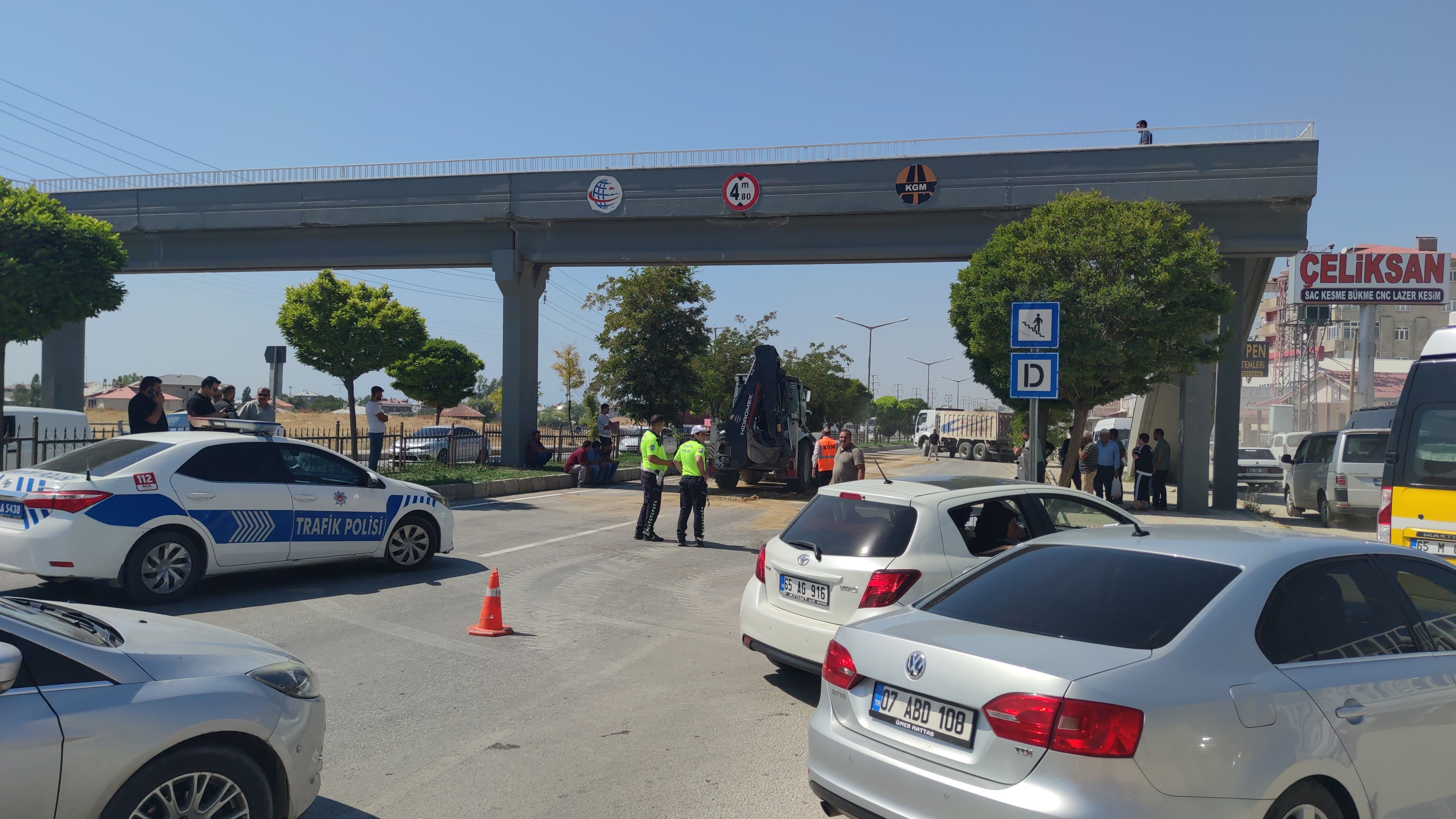 Van’da üst geçitte sıkışan kamyon damperi trafiği aksattı