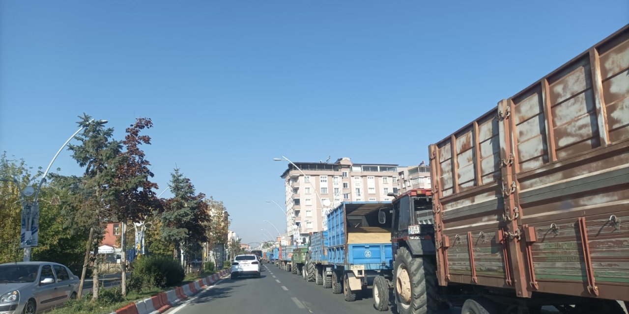 Ağrı’da Traktör Kuyruğu Trafiği Olumsuz Etkiliyor