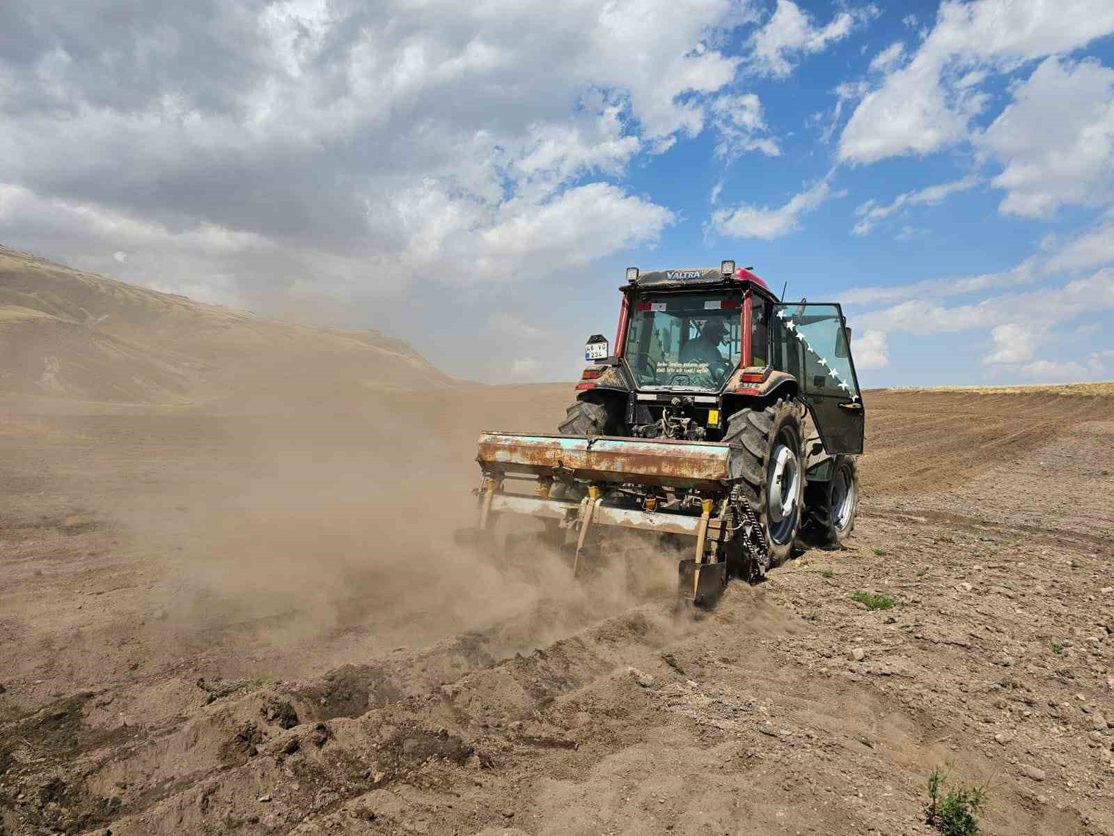 Bitlis'te 2600 rakımda zorlu buğday ekimi