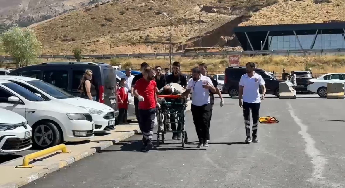 Bitlis'te dağ yamacından düşen vatandaşa ambulans helikopter yetişti