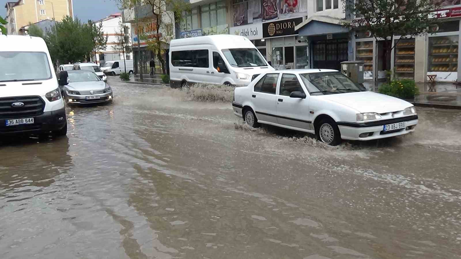 Kars’ta sağanak caddeleri göle döndürdü