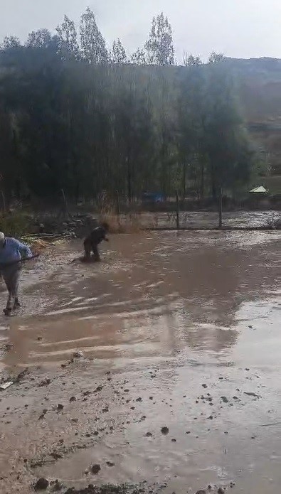 Kars'ı sel vurdu: Evler ve ahırlar sular altında kaldı