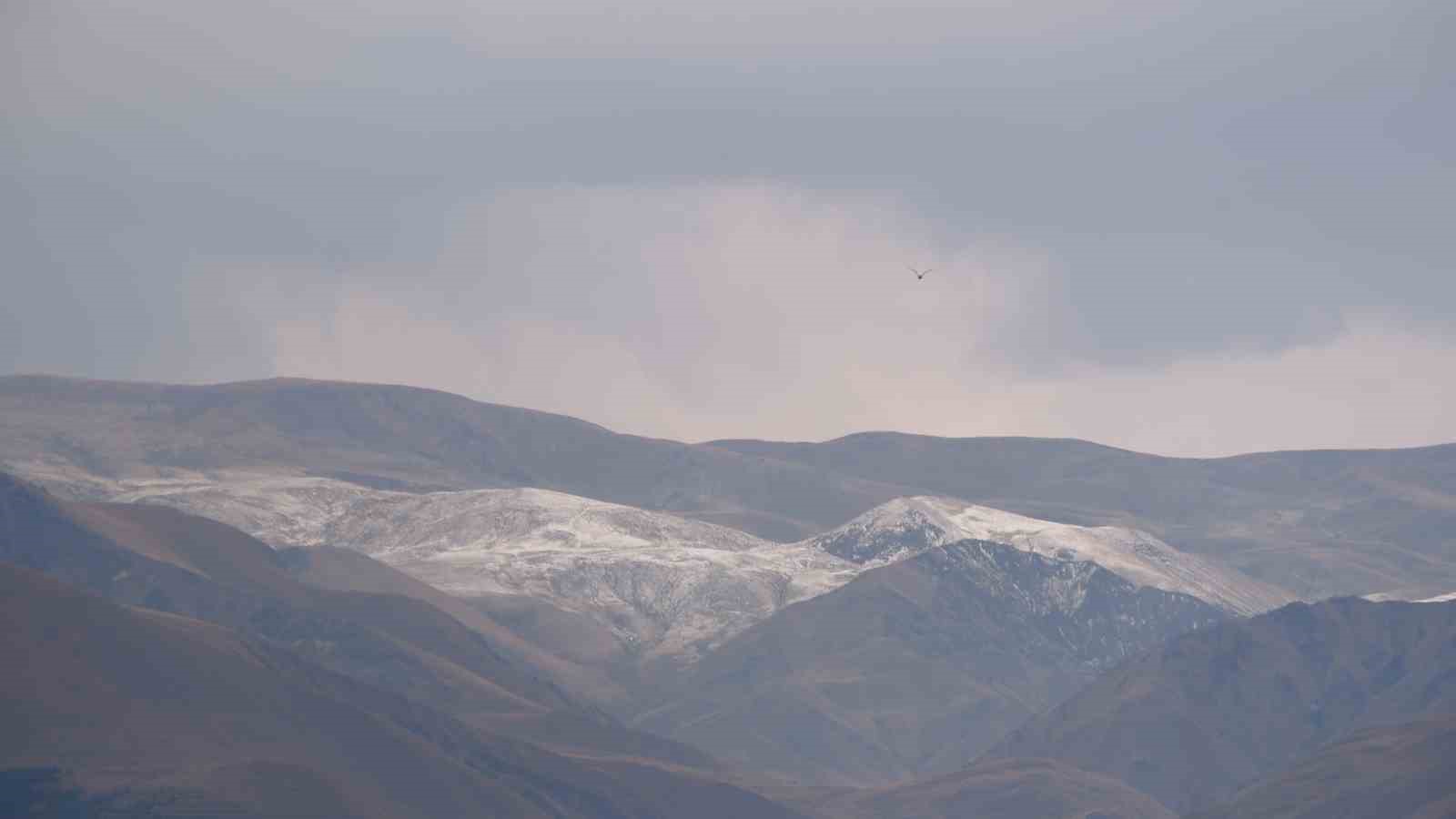 Erzurum’a mevsimin ilk karı düştü