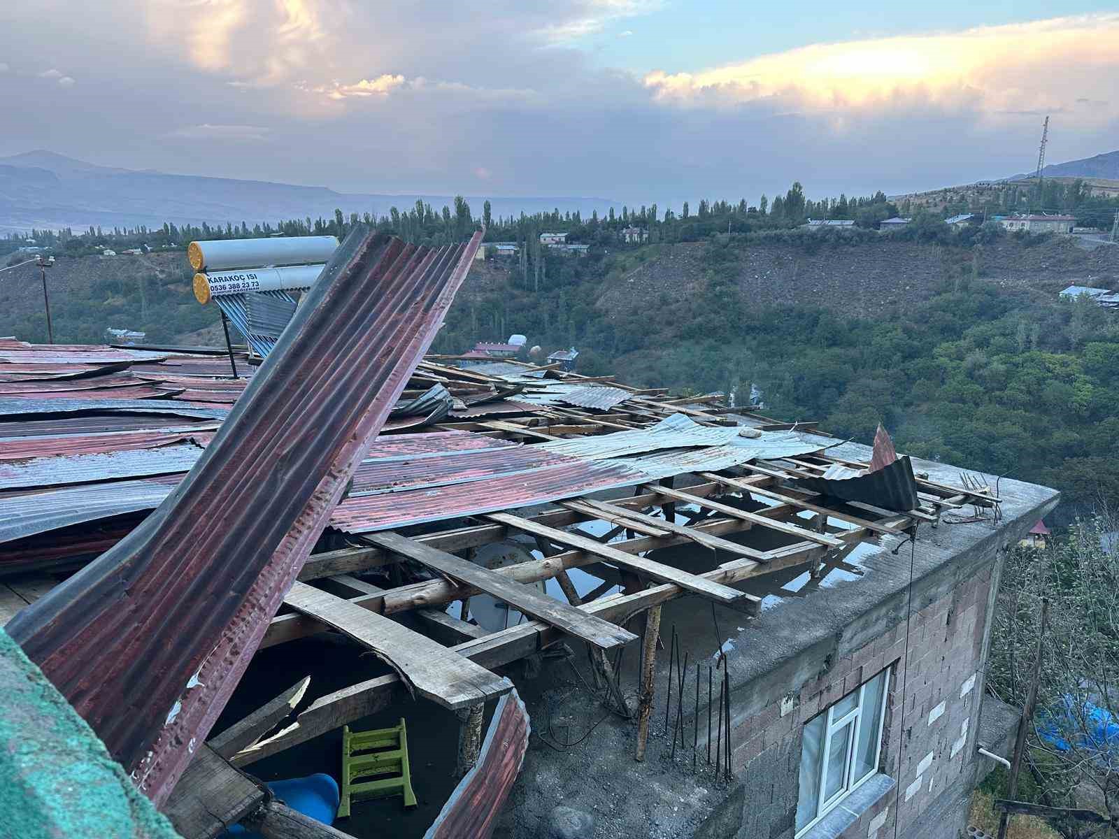 Kars'ta şiddetli rüzgar çatıları uçurdu