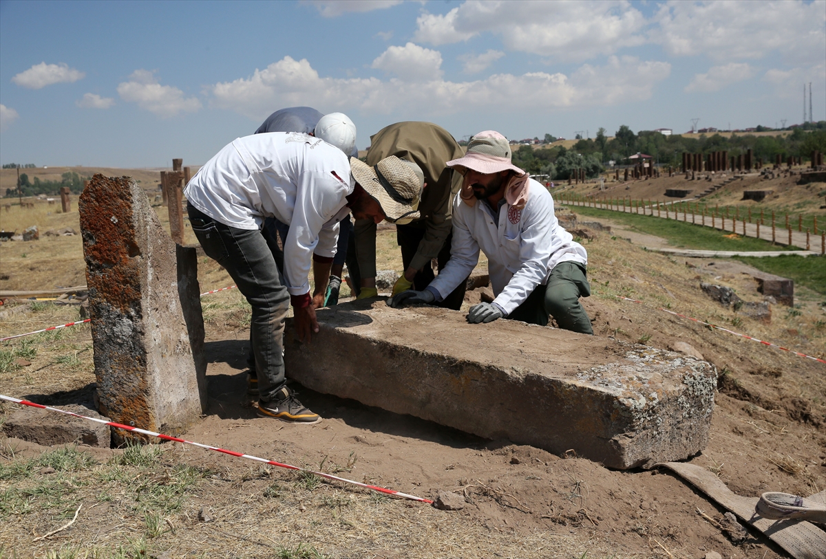 Bitlis'te tarihi mezarlıkta tahrip olan 80 mezar taşı restore edildi