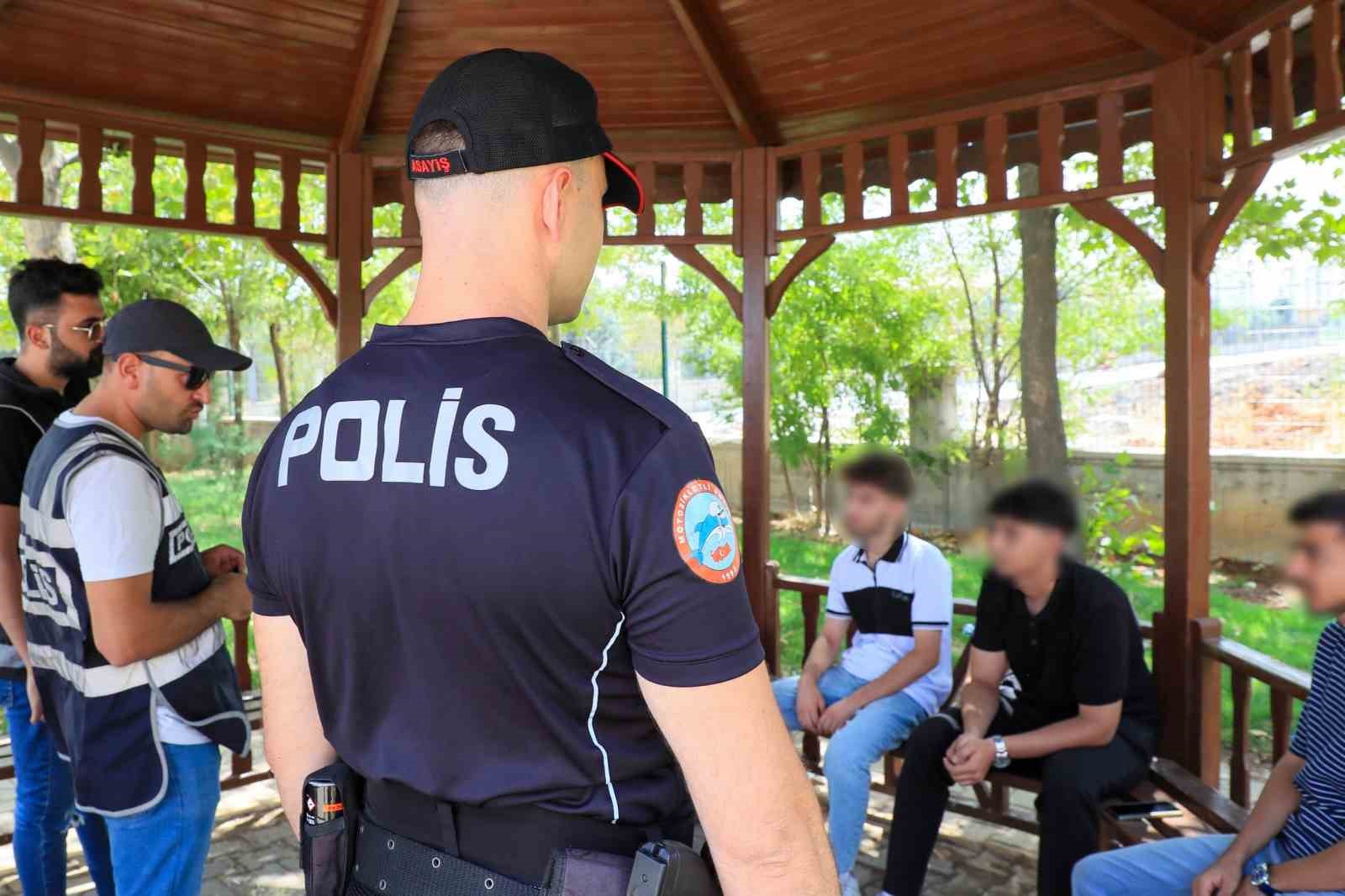 Diyarbakır’da polis ekipleri okul çevrelerini denetliyor