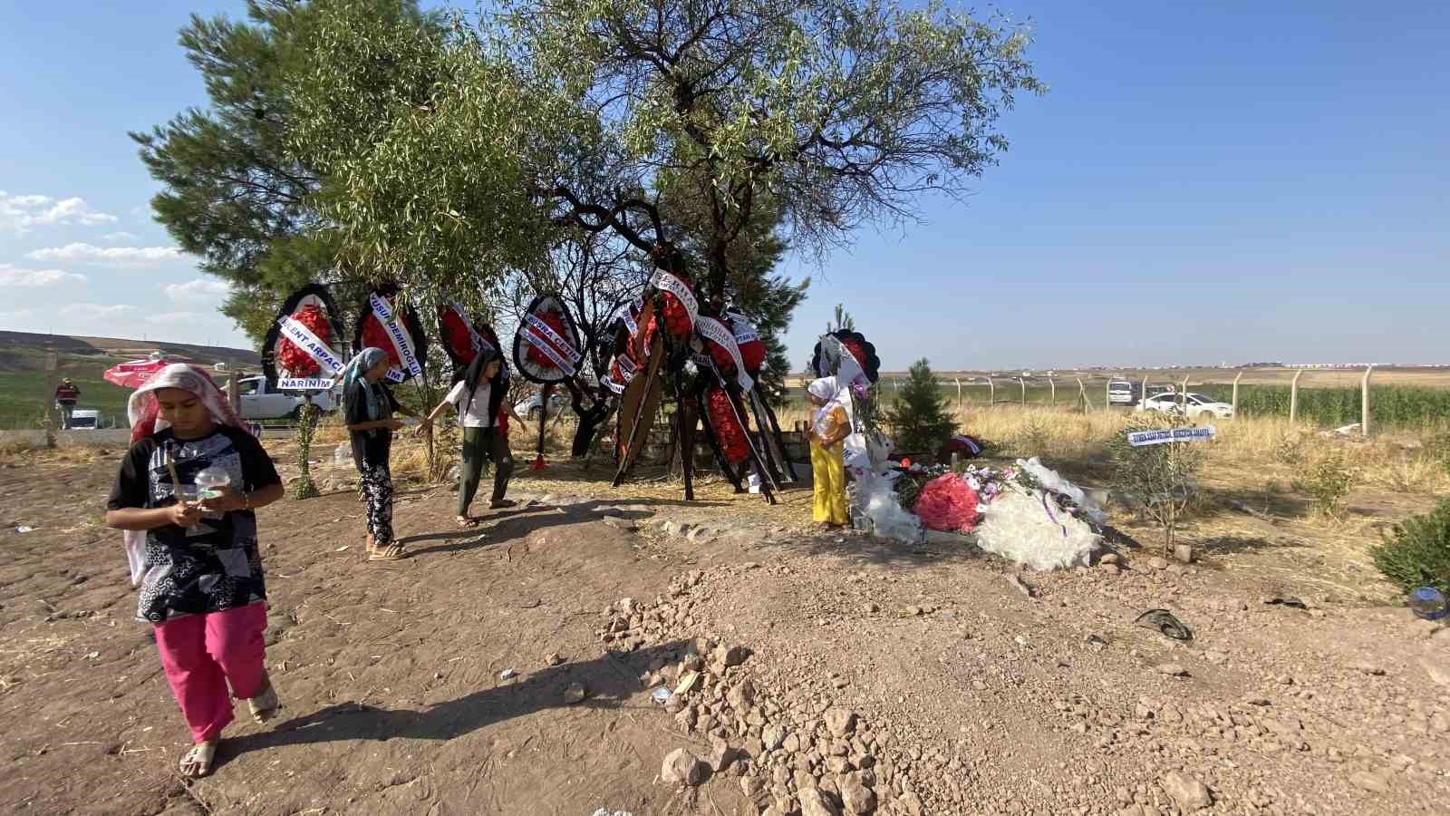 Narin’in mezarını arkadaşları ziyaret etti