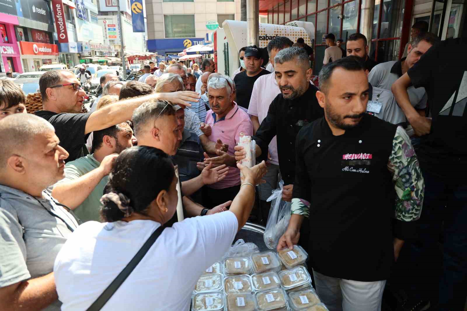 Narin’in anısına helva ve döner dağıttılar: İzdiham yaşandı