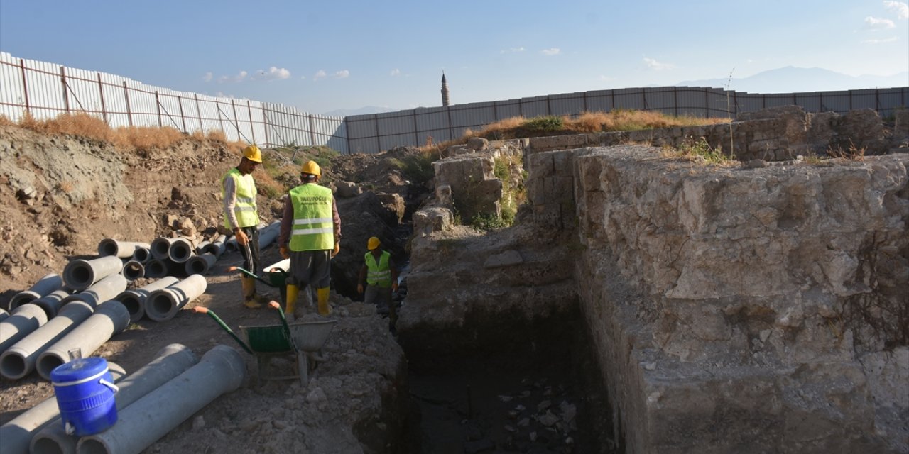 Van'da bulunan Ulu Cami'de restorasyon çalışması