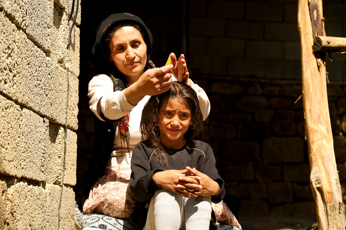 Van'ın mezrasında yaşayan Hasret, bu yıl da okulda tek başına