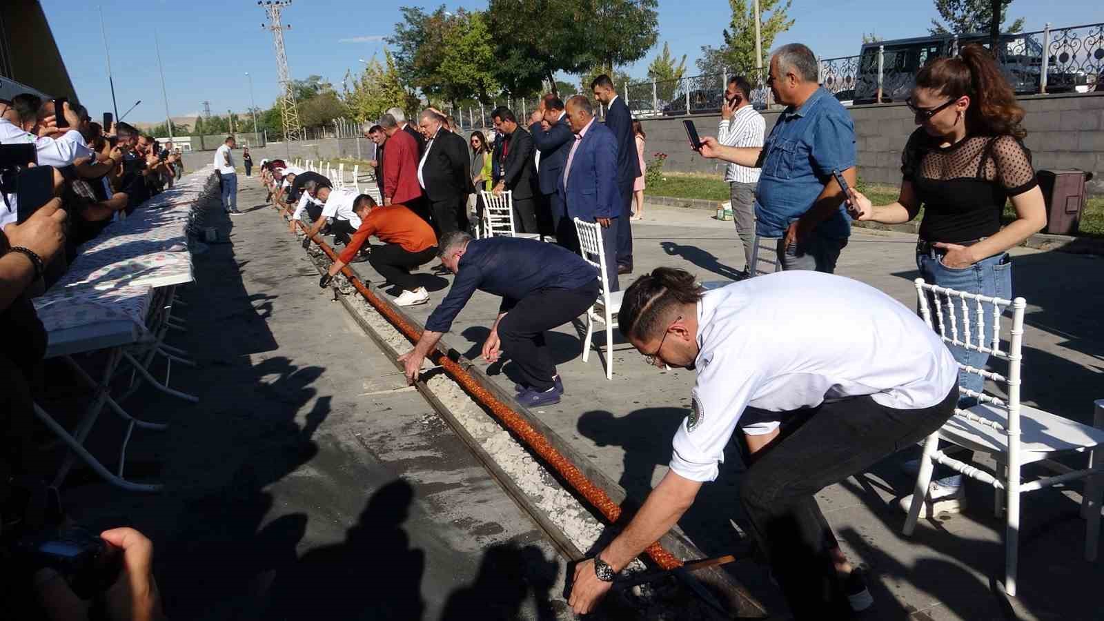 Van’da 65 metrelik kebap dakikalar içerisinde tüketildi