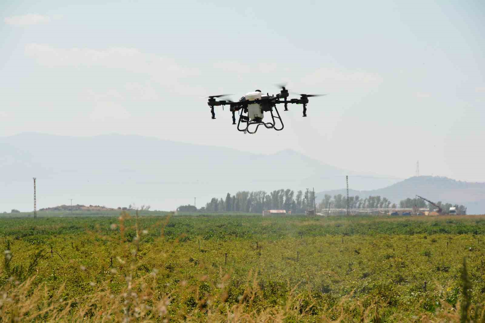 Bitlis’te çekirgelere dronla mücadele