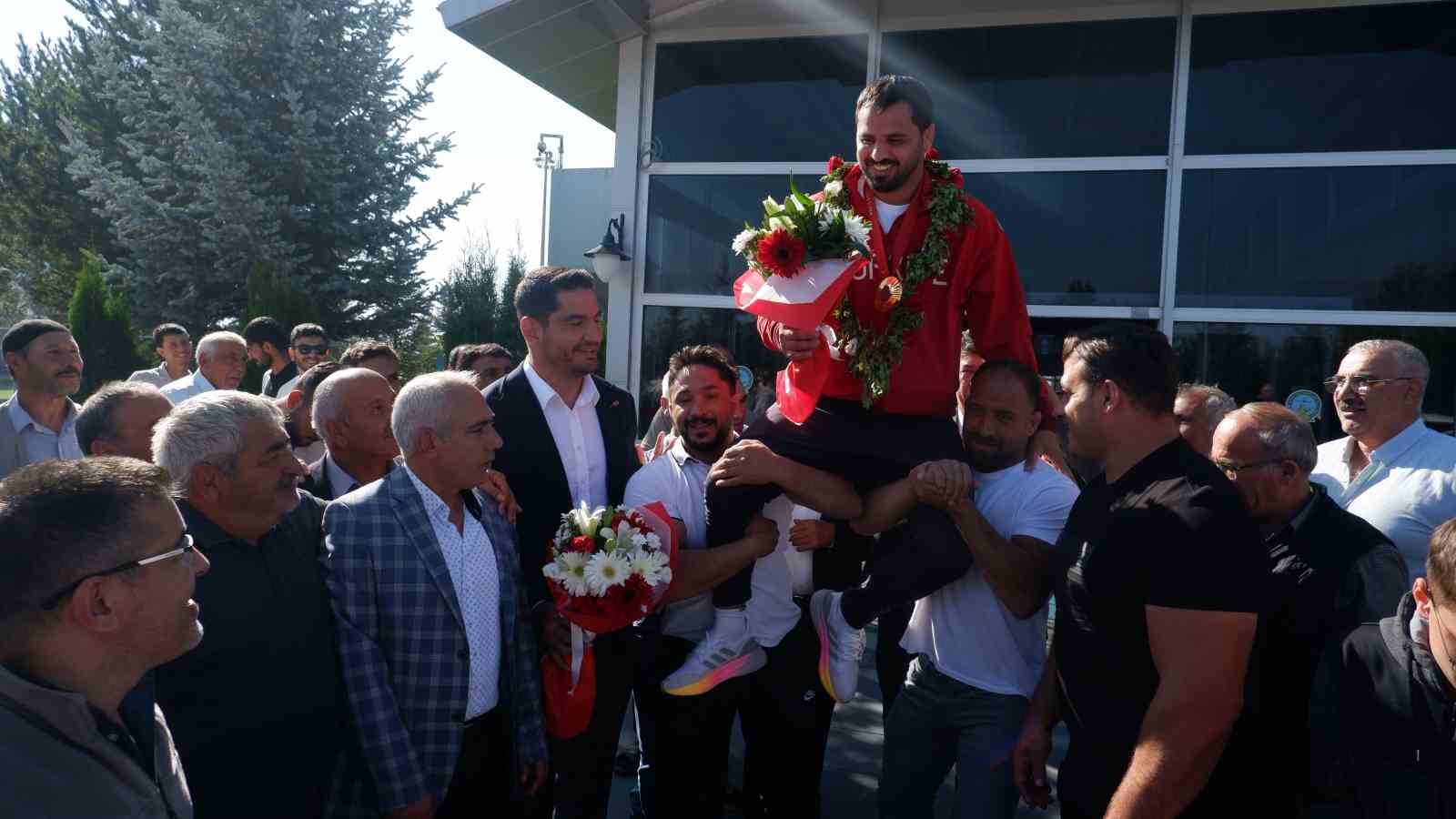 Olimpiyat şampiyonu Bölükbaşı'na, memleketi Erzurum’da coşkulu karşılama