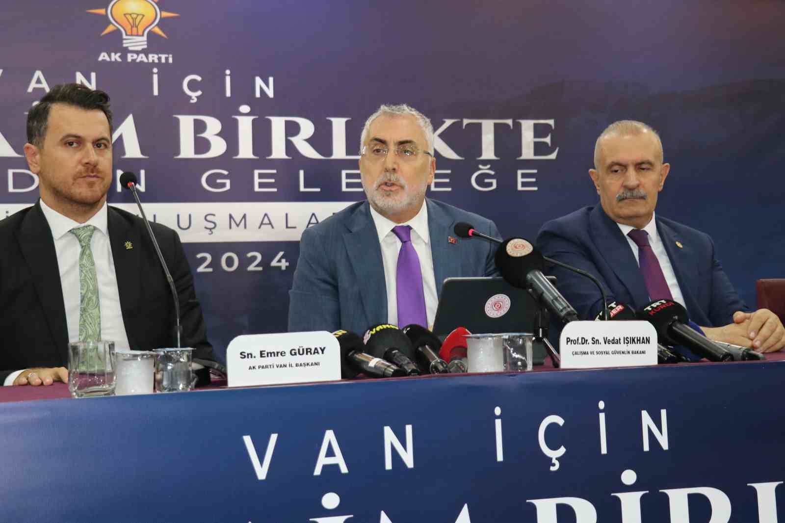 Bakan Işıkhan Van'da: "İşçi çıkaran belediyelere ciddi para cezaları kestik”