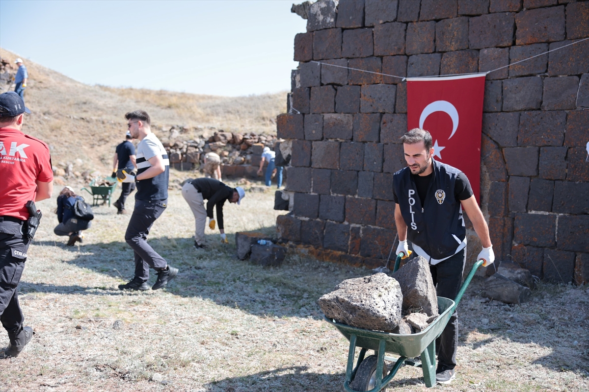 Erzurum'da 140 polis, tarihi tabyayı temizledi