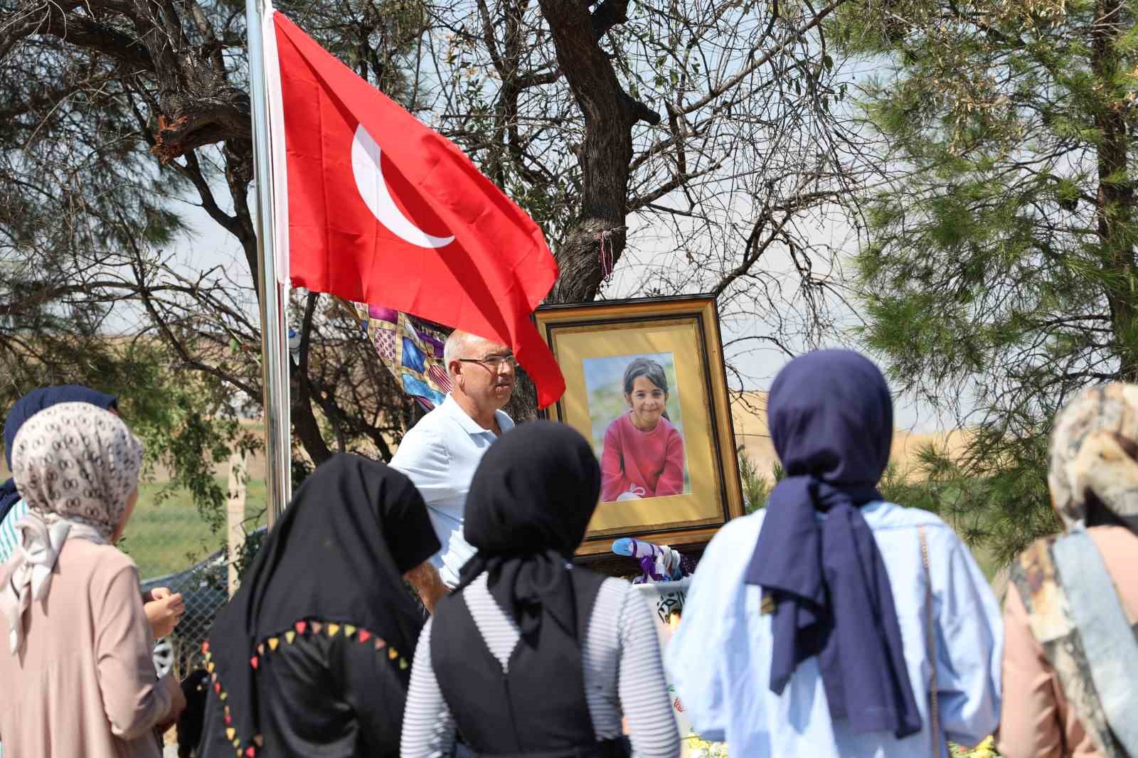 Türkiye’nin dört bir yanından gelen vatandaşlar Narin’in mezarını yalnız bırakmıyor