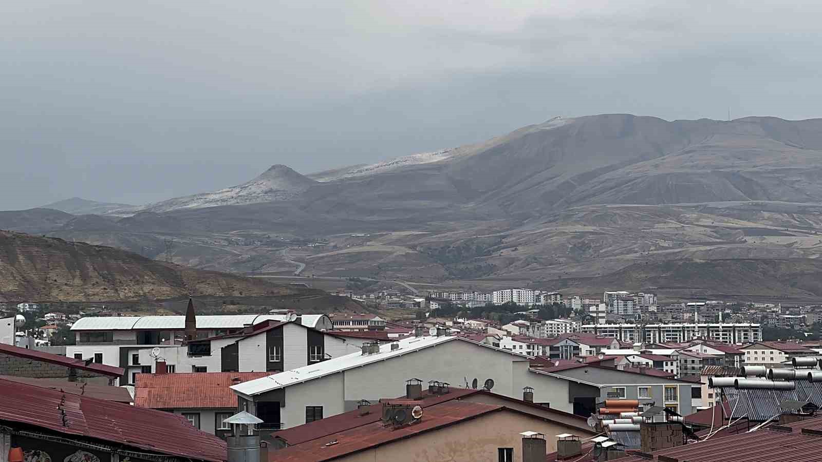 Bitlis'in yüksek kesimlerine kar yağdı