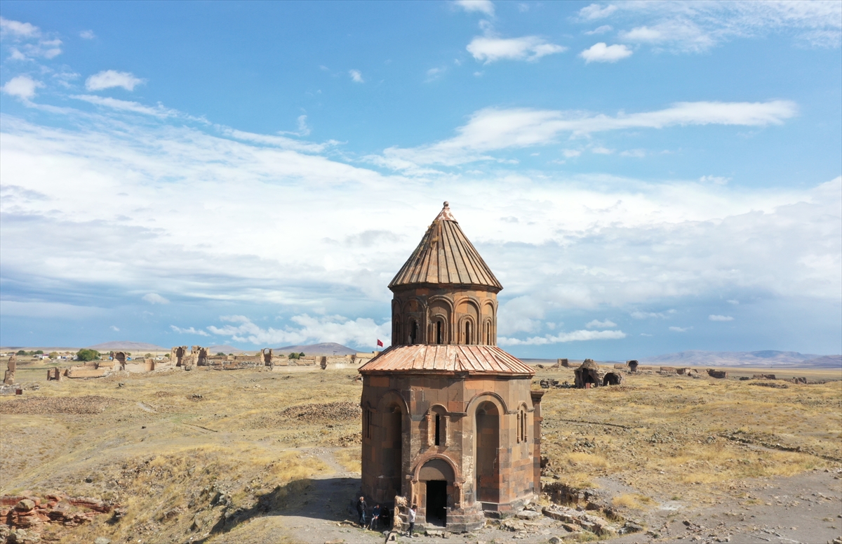 Kars'ta Abughamrents Kilisesi'nin duvarları kirli yazılardan arındırılıyor