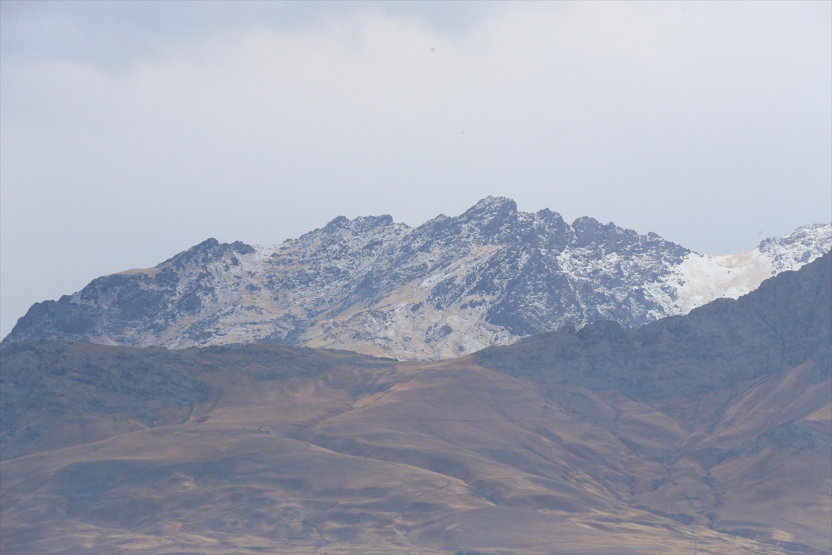 Van'da Erek Dağı'na kar yağdı