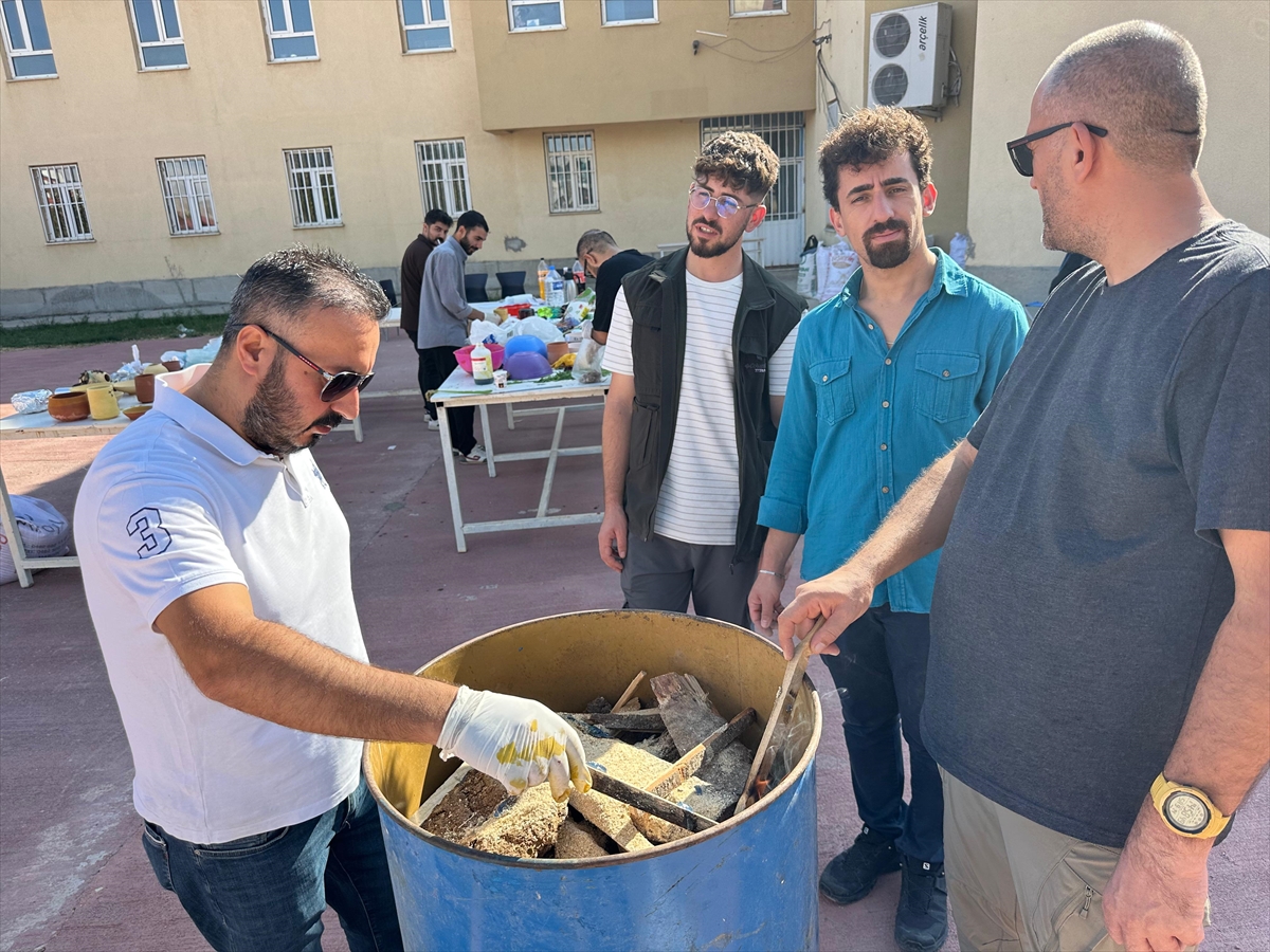 Van'da çukurda pişirim tekniğiyle seramik pişirildi