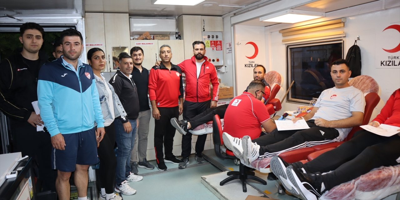 Iğdır'da futbol hakemlerinden anlamlı bağış