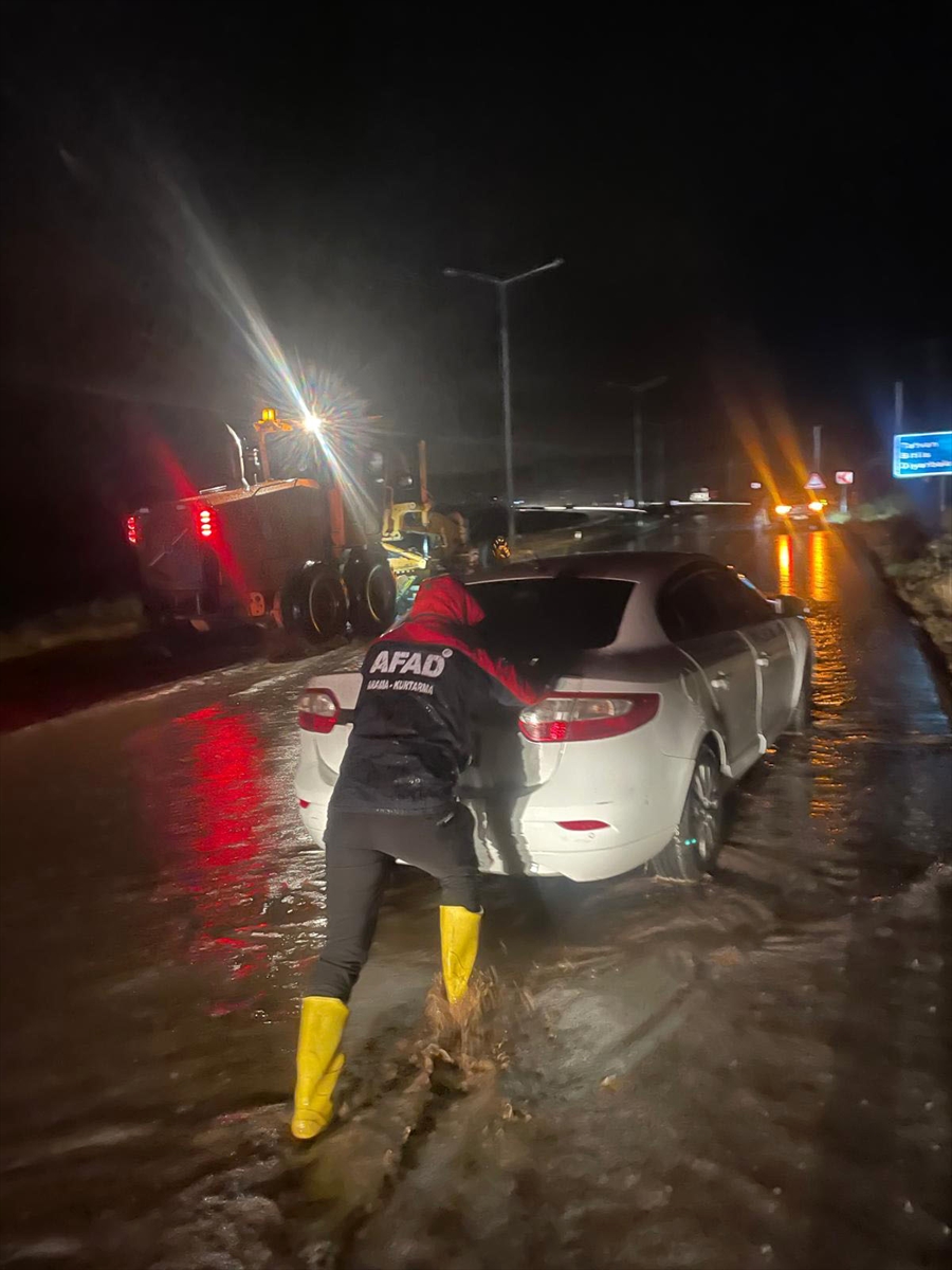 Bitlis'te sağanak ulaşımı felç etti