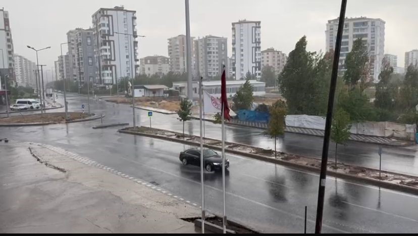 Diyarbakır’da sağanak yağış hayatı olumsuz etkiledi