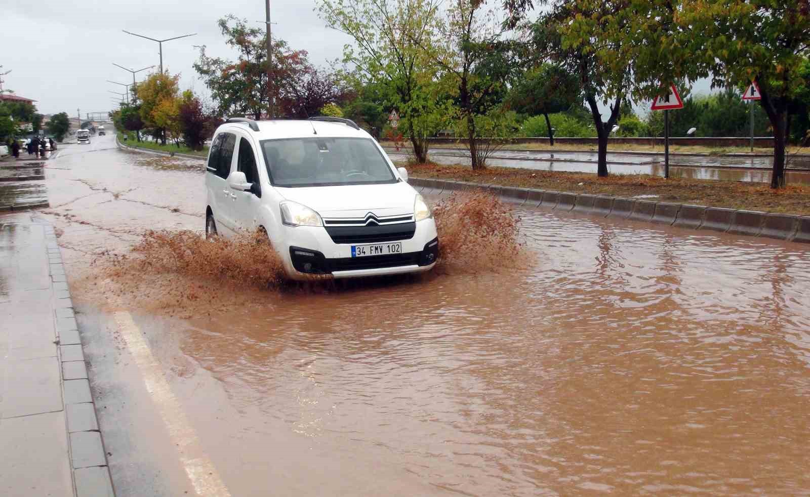 Bitlis'i sel vurdu