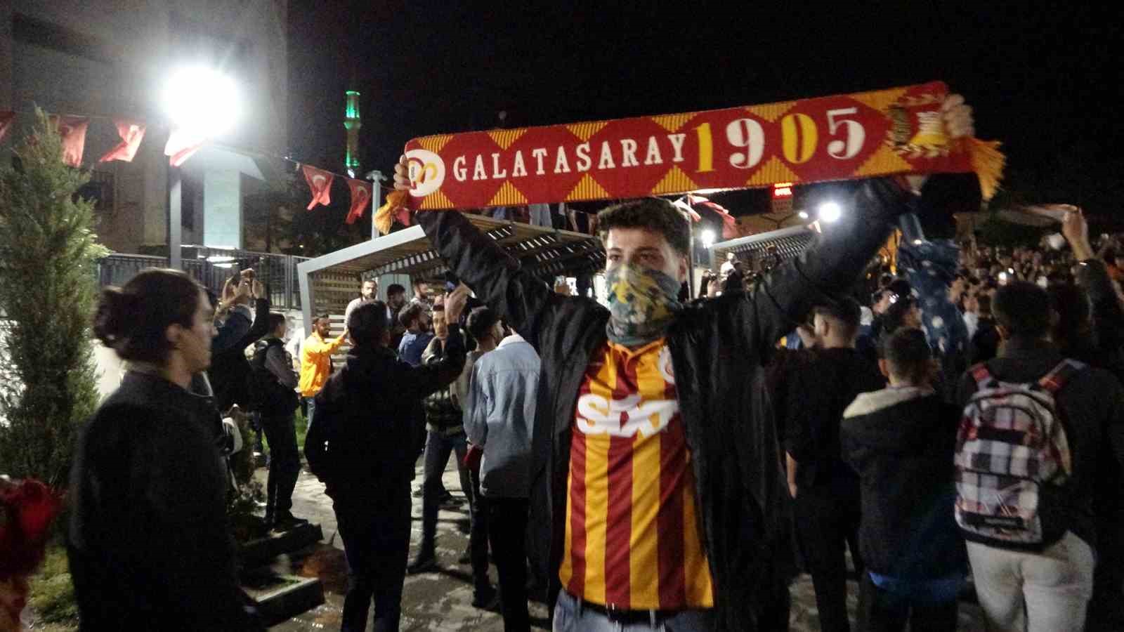 Van’da Galatasaraylı taraftarların derbi kutlaması