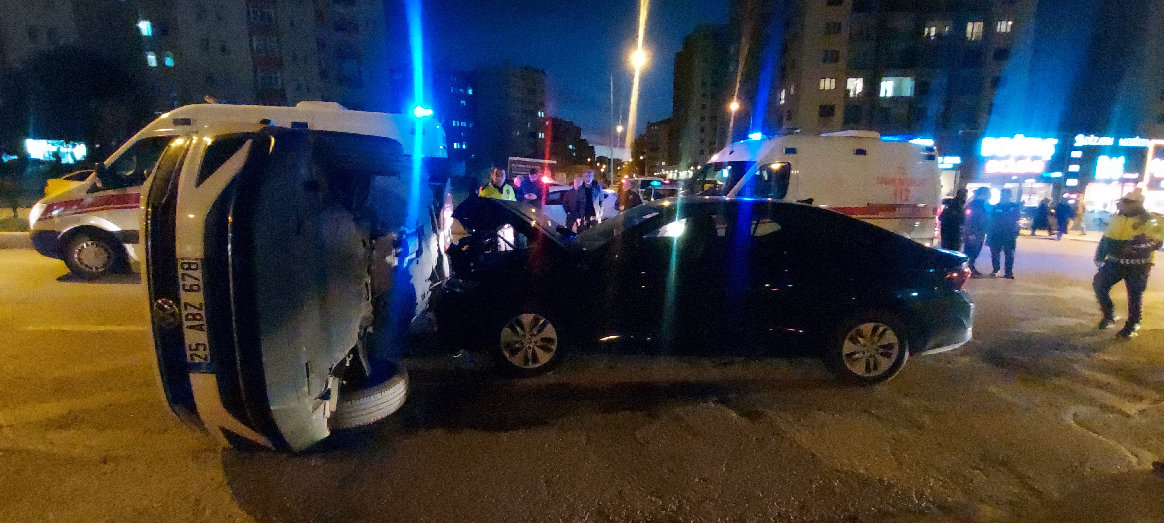 Erzurum’da Trafik Kazası: Araç Yan Yattı