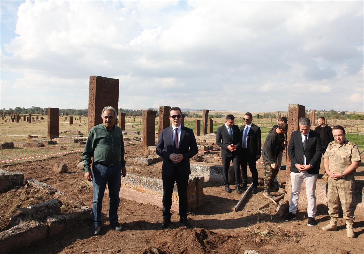 Bitlis Valisi'nden Selçuklu Meydan Mezarlığı'na ziyaret