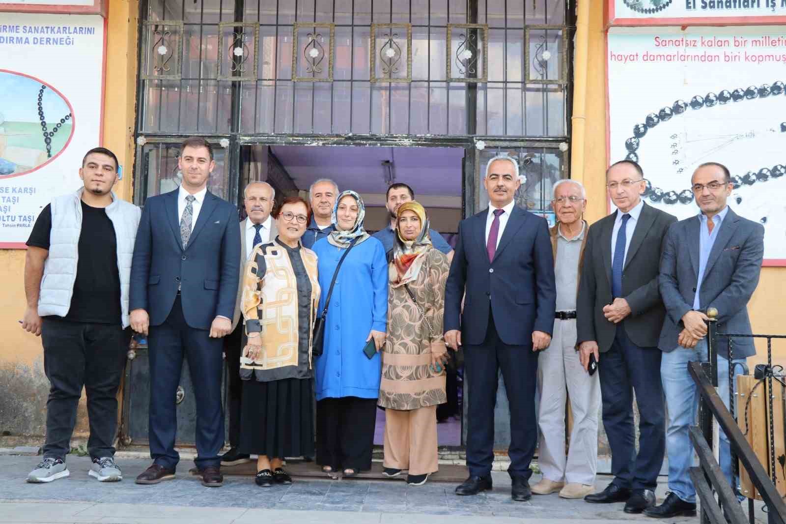 AK Parti MKYK üyesi Yüksel, Erzurum'da esnafı ziyaret etti