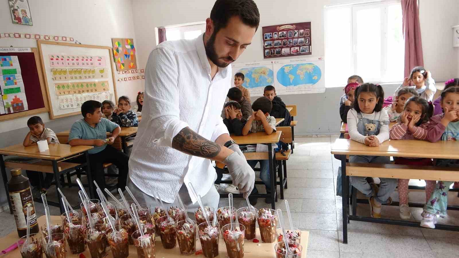 Van’da köy köy dolaşarak çocukları tatlı ile buluşturuyor